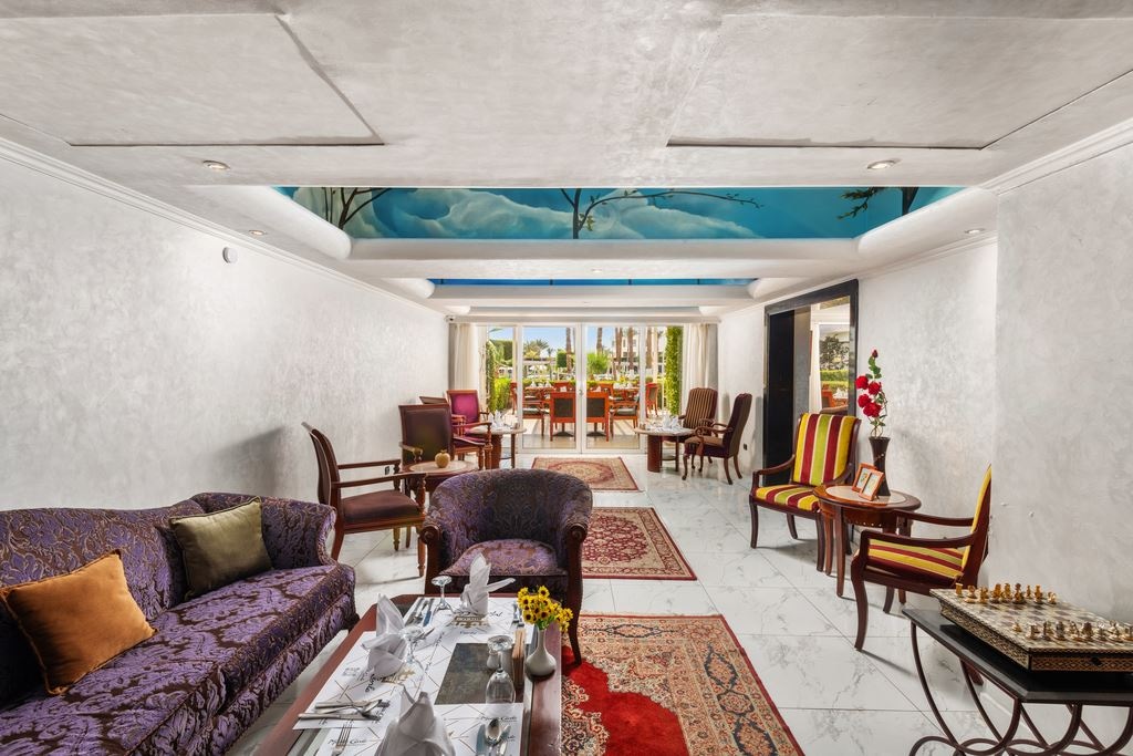 restaurants-royal-lounge