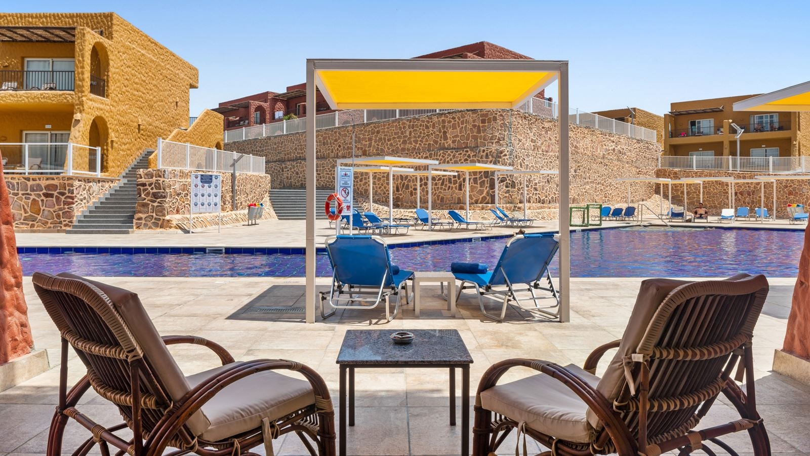 rooms-superior-room-pool-view