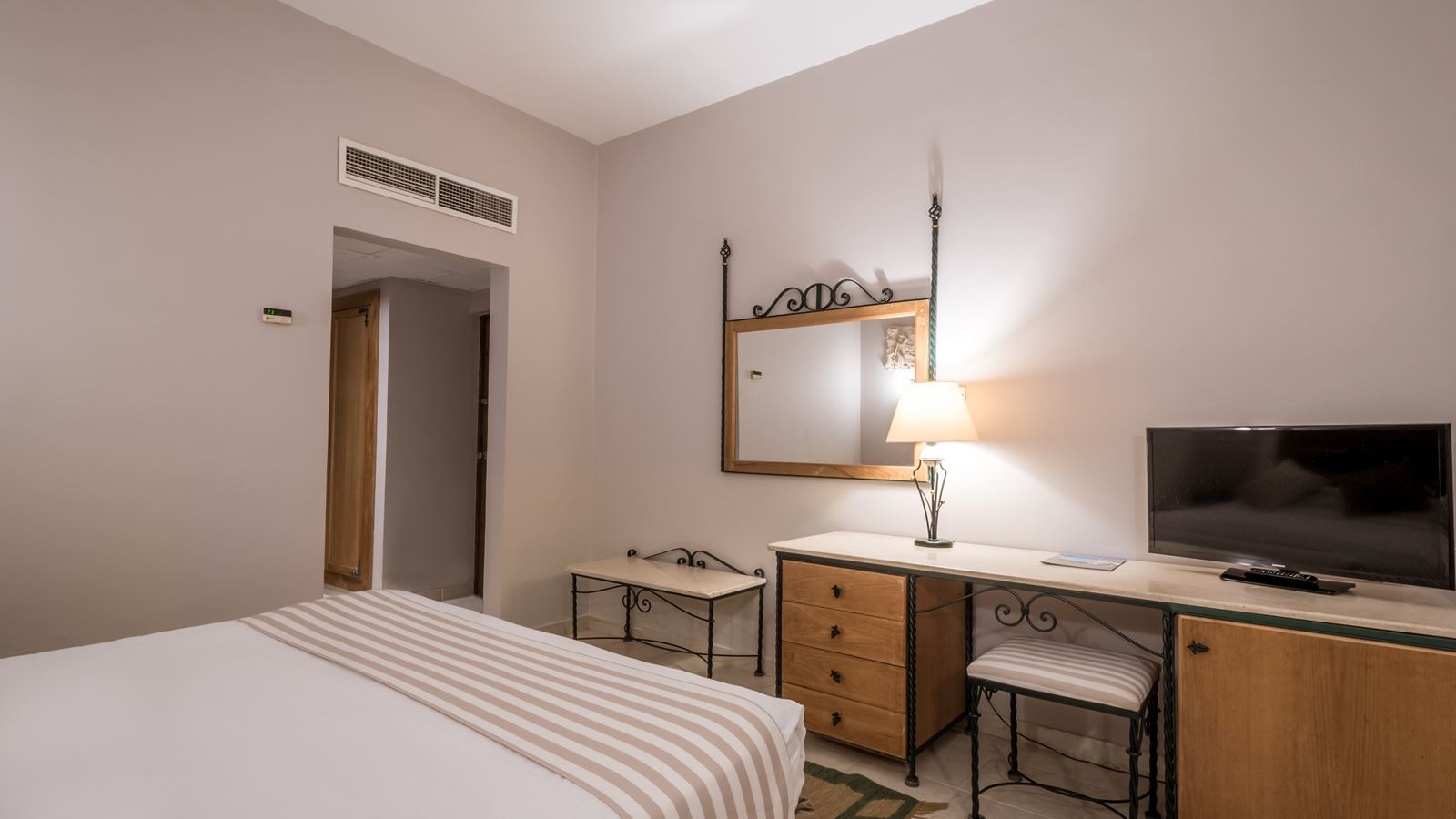 rooms-room-standard-pool--lagoon-view