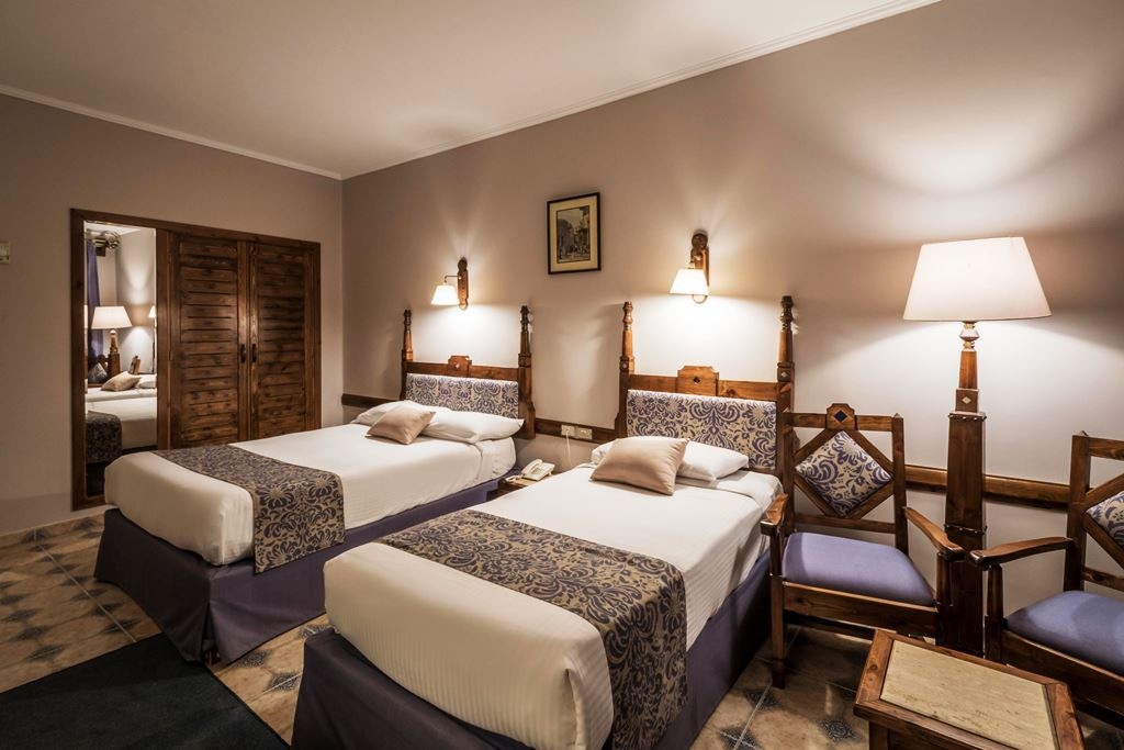 rooms-premium-room-pool--seaview