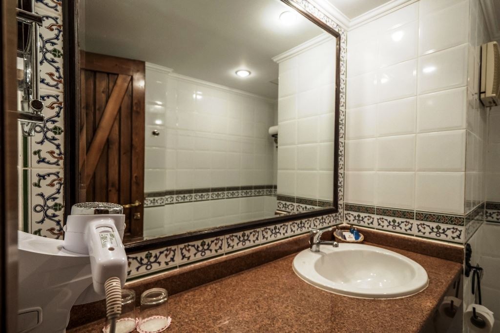 rooms-premium-room-pool--seaview