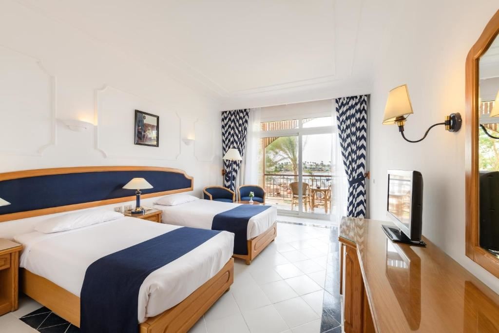 rooms-superior-room-pool-view