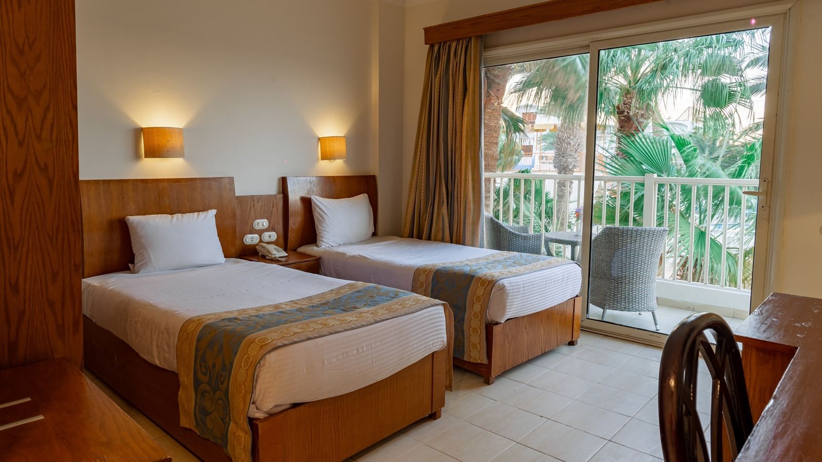 rooms-room-standard-seaview--poolview