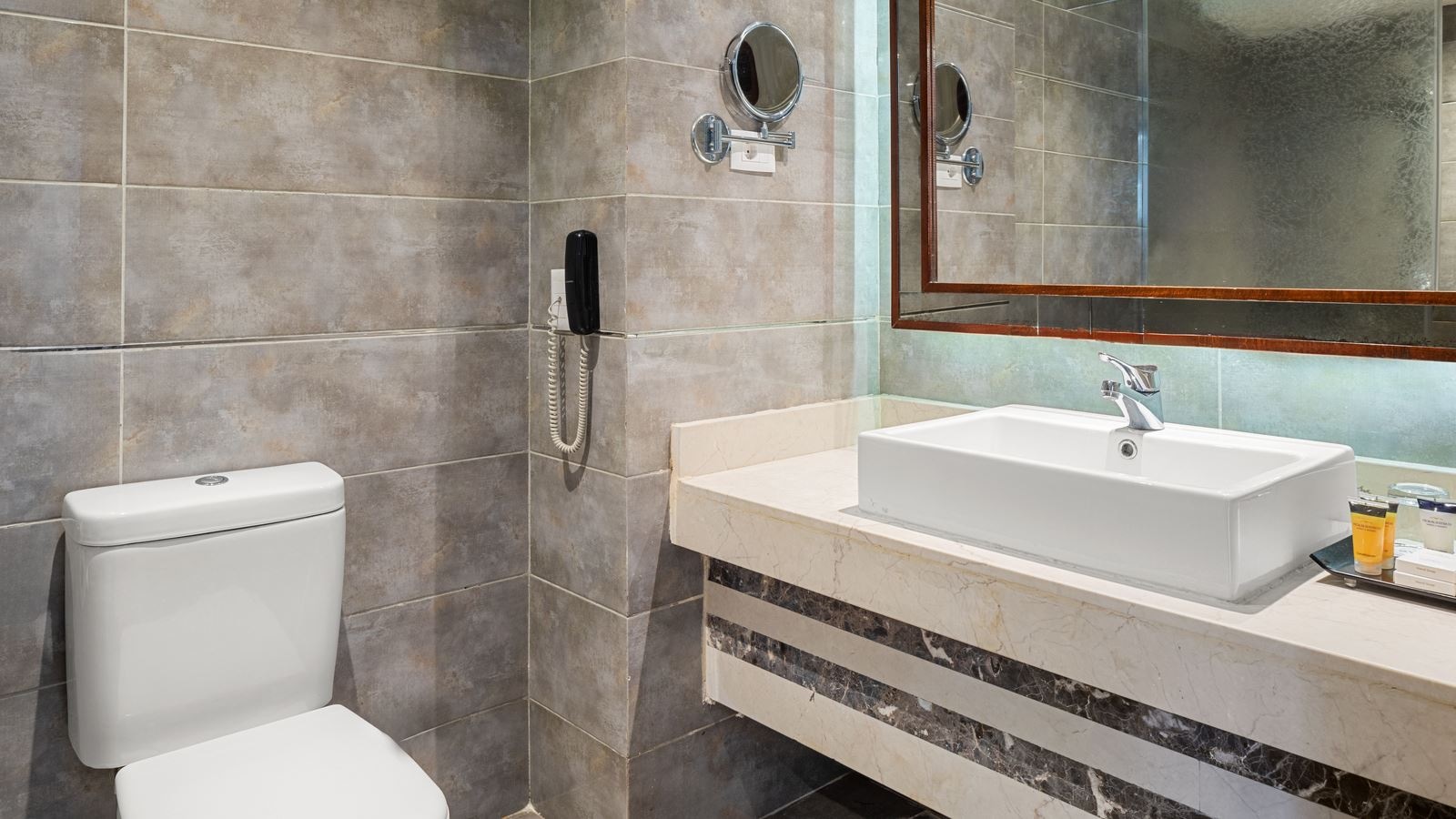 rooms-room-superior-pool-view