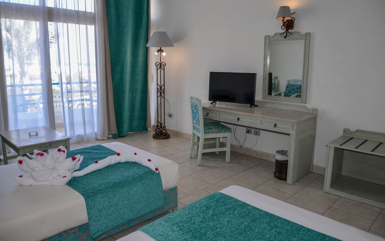 rooms-standard-pool-view