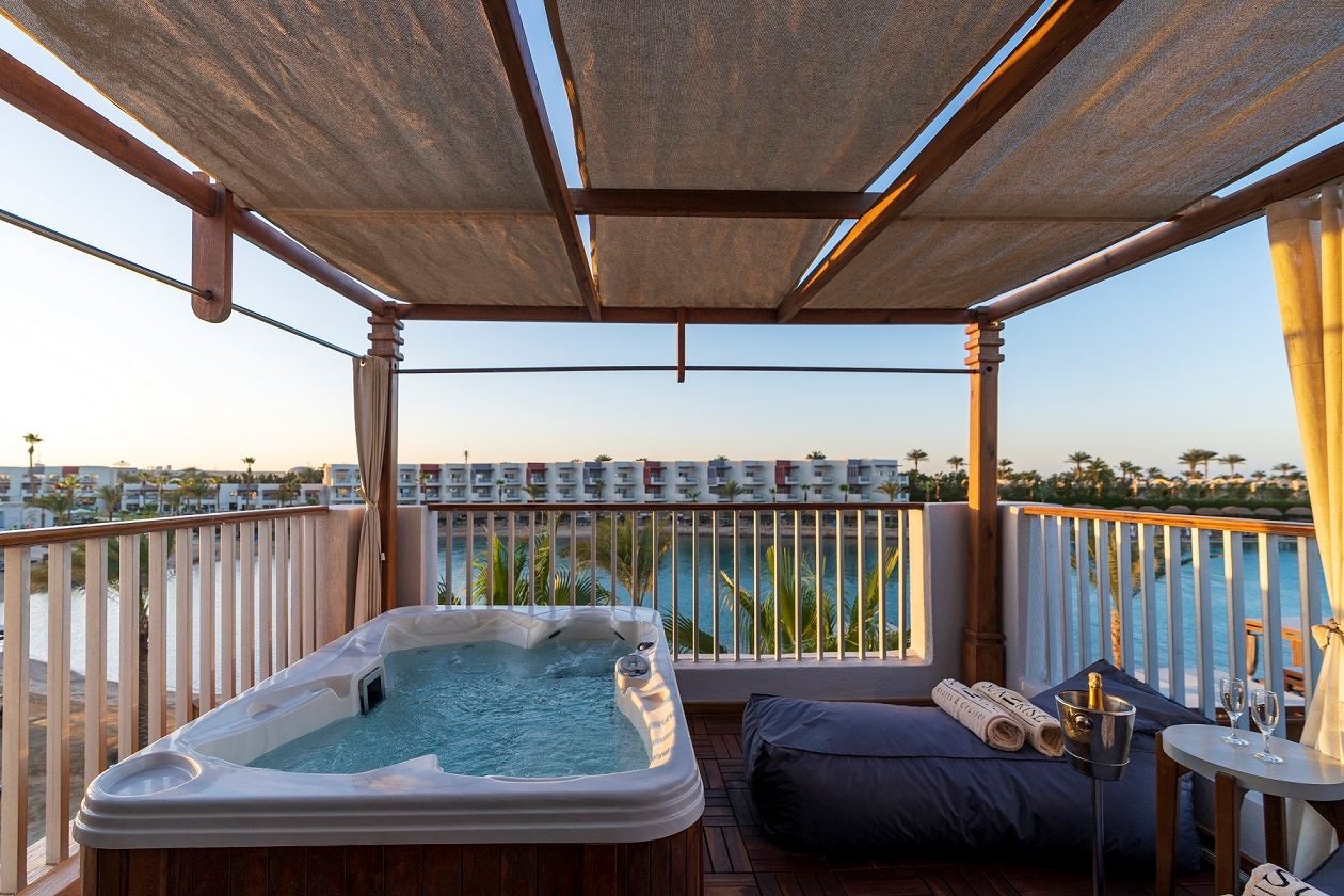 rooms-posh-club-jacuzzi-suite-sv