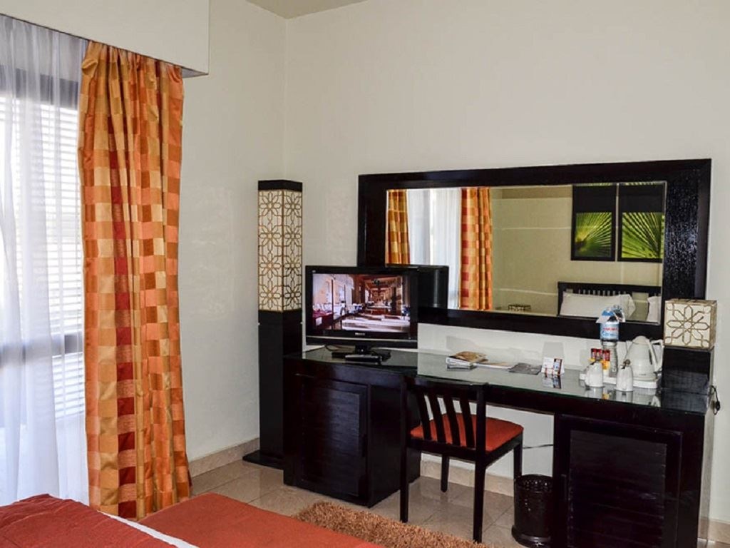 rooms-family-room-garden--pool-view