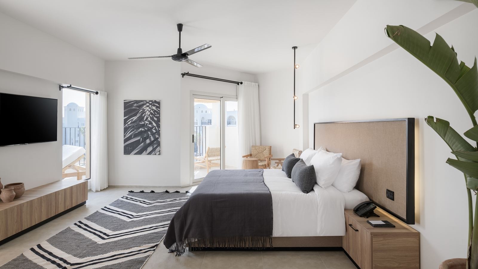 rooms-penthouse-suite-pool-view