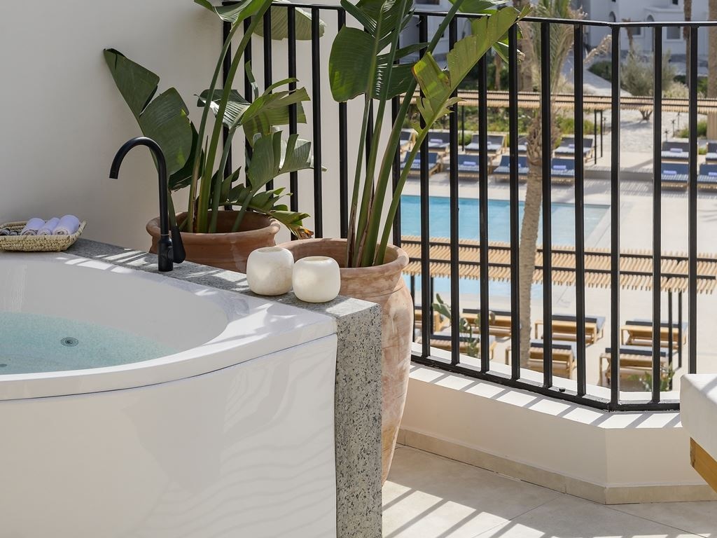 rooms-penthouse-suite-pool-view