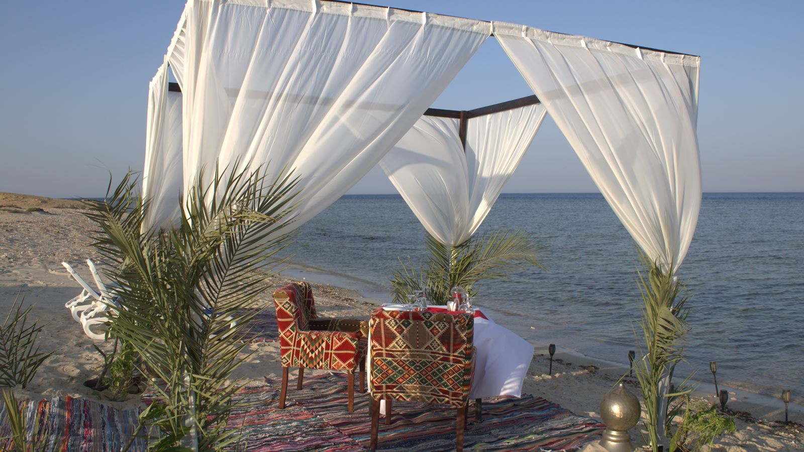 restaurants-romantic-beach-tent