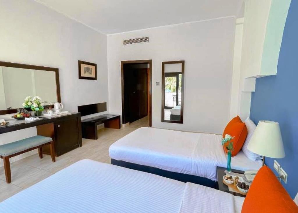 rooms-superior-room-pool-view