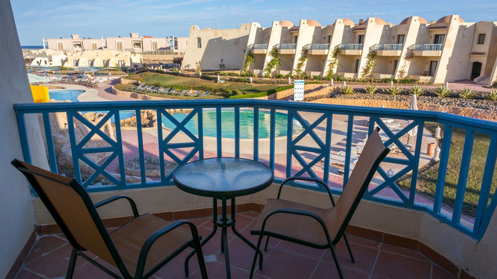 rooms-standard-room-pool-view