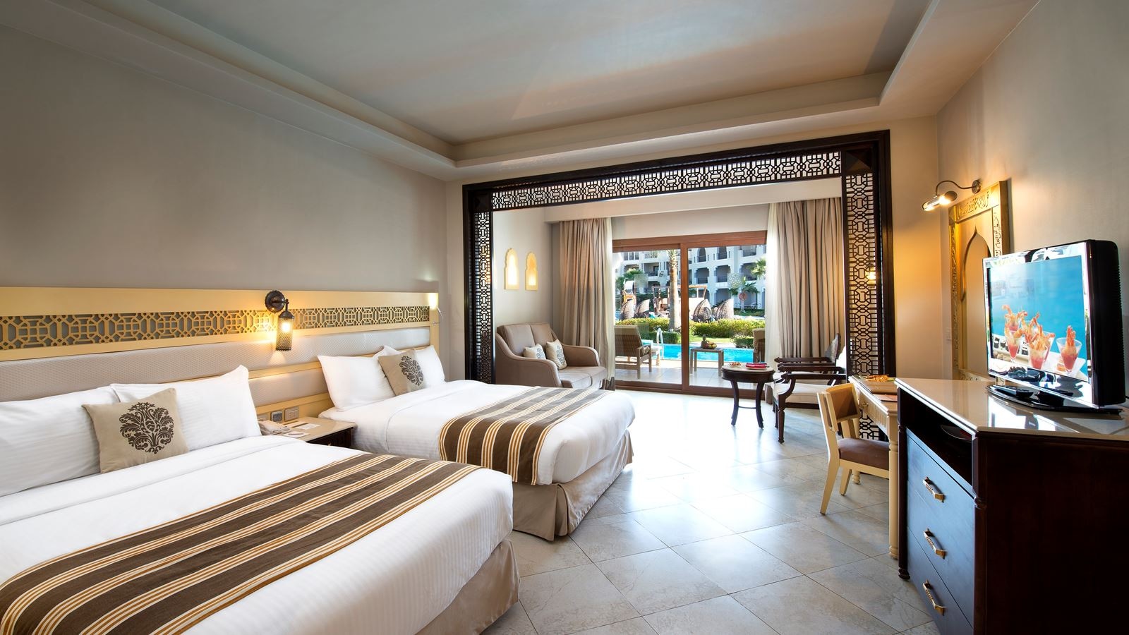 rooms-deluxe-swimup-room-pool-view+16