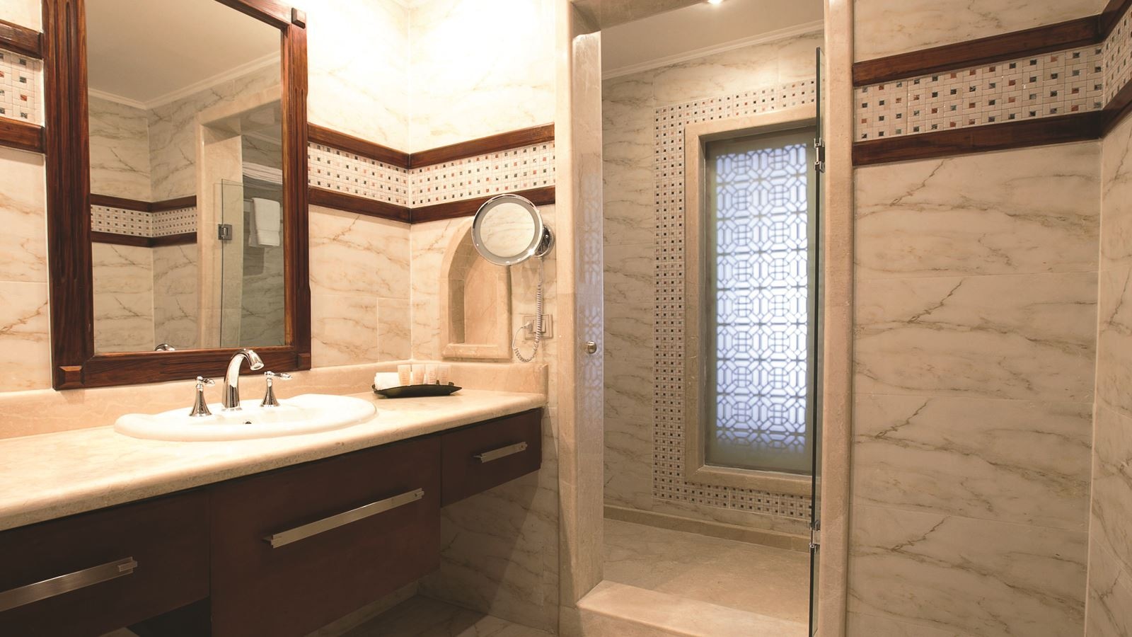 rooms-deluxe-room-partial-sea-view