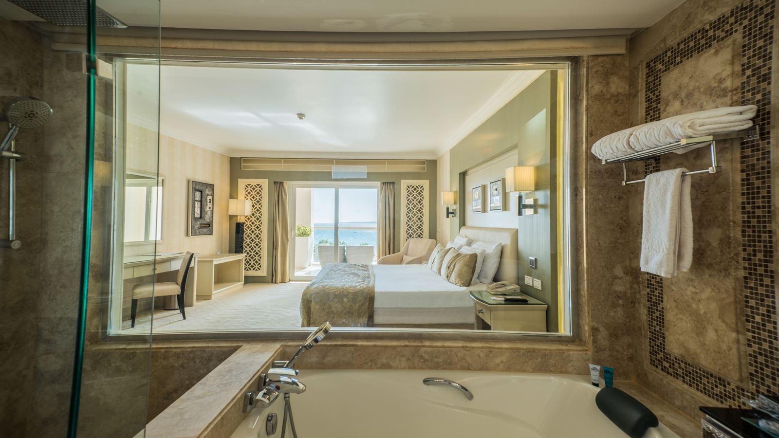 rooms-deluxe-room-sea-view