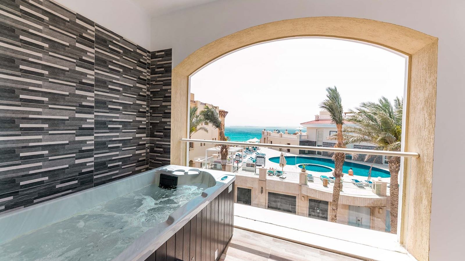 rooms-deluxe-jacuzzi-room