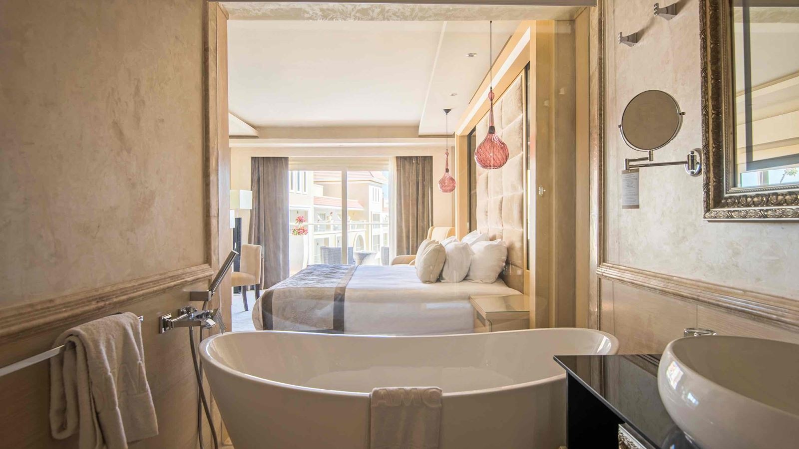 rooms-deluxe-pool-view-room