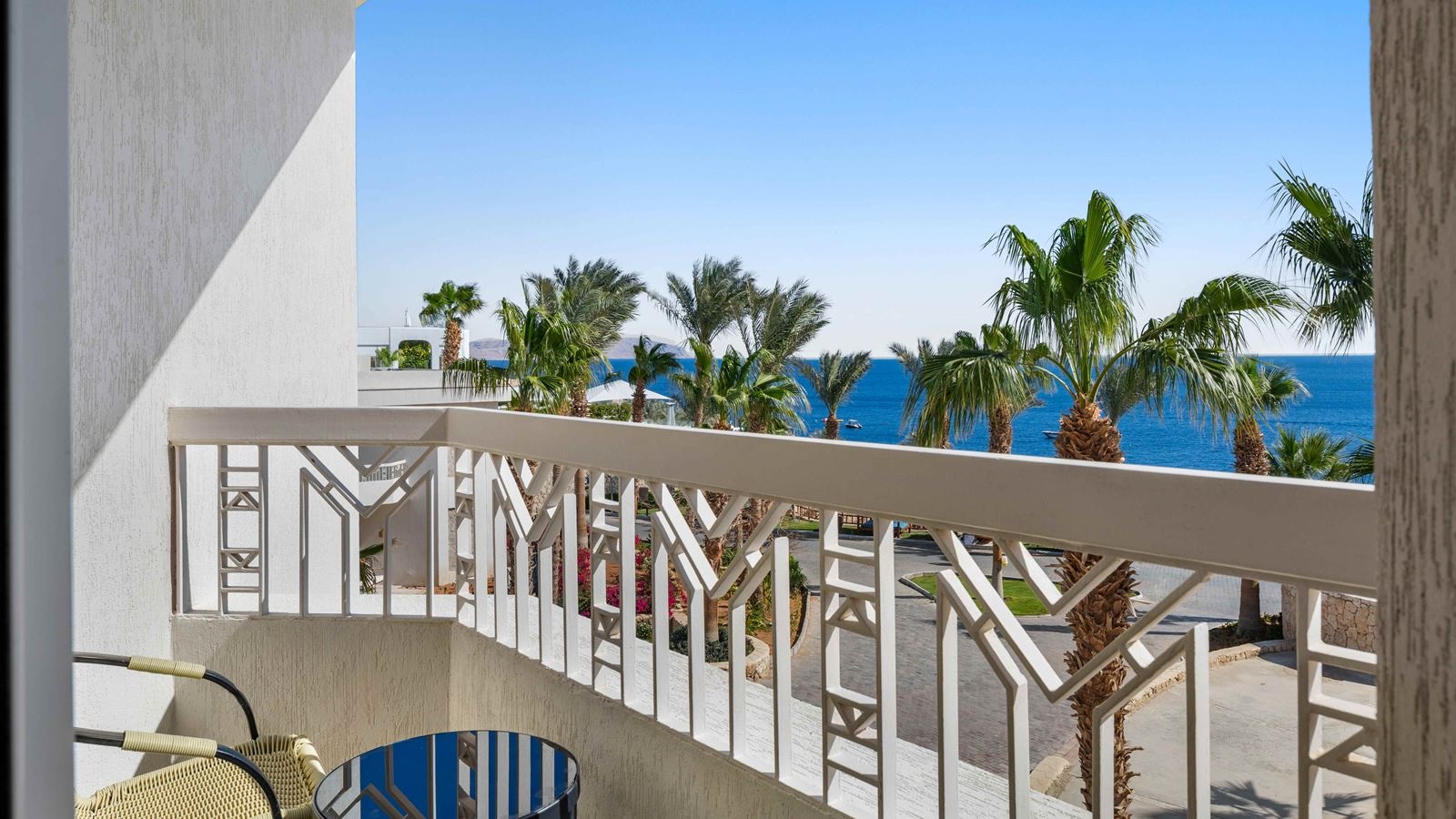 rooms-beachside-king-premium-suite-pool-or-sea-view