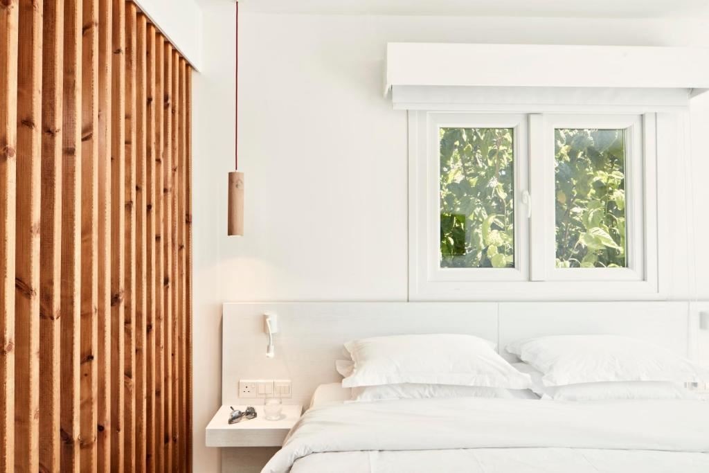 rooms-double-standard-room-poolview