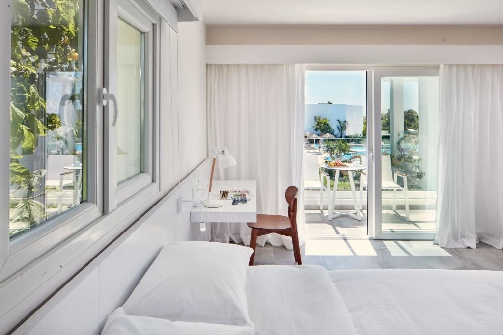 rooms-double-deluxe-room-poolview