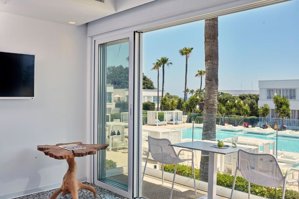 rooms-1-bedroom-deluxe-suite-poolview