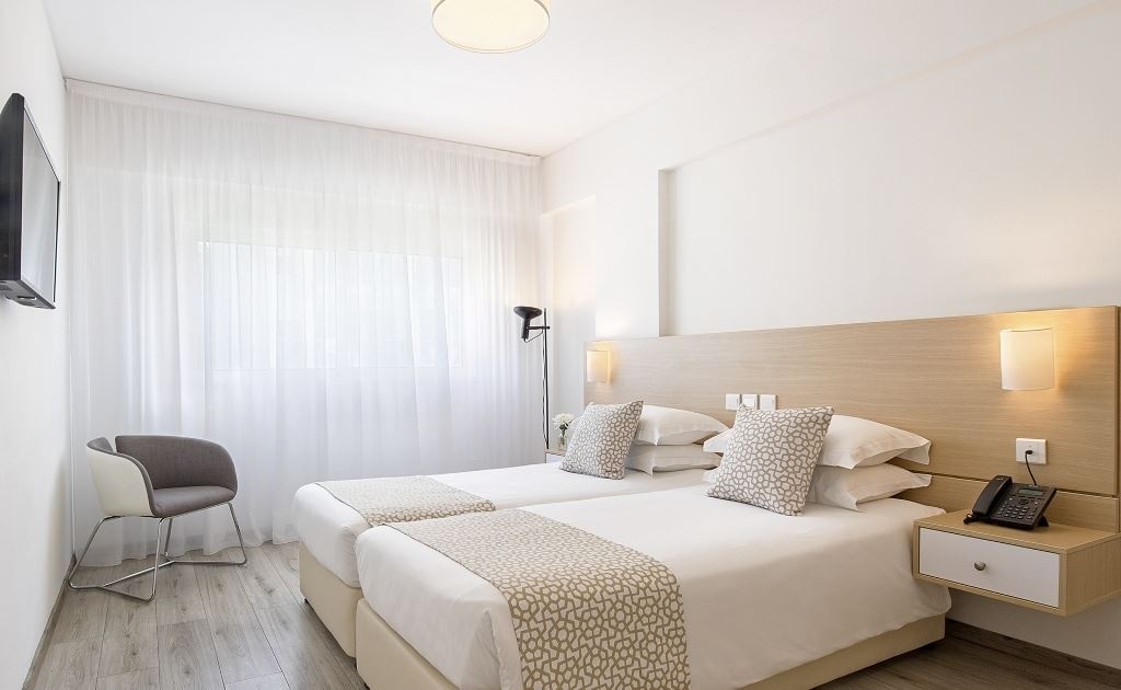 rooms-deluxe-family-room-balcony-or-terrace