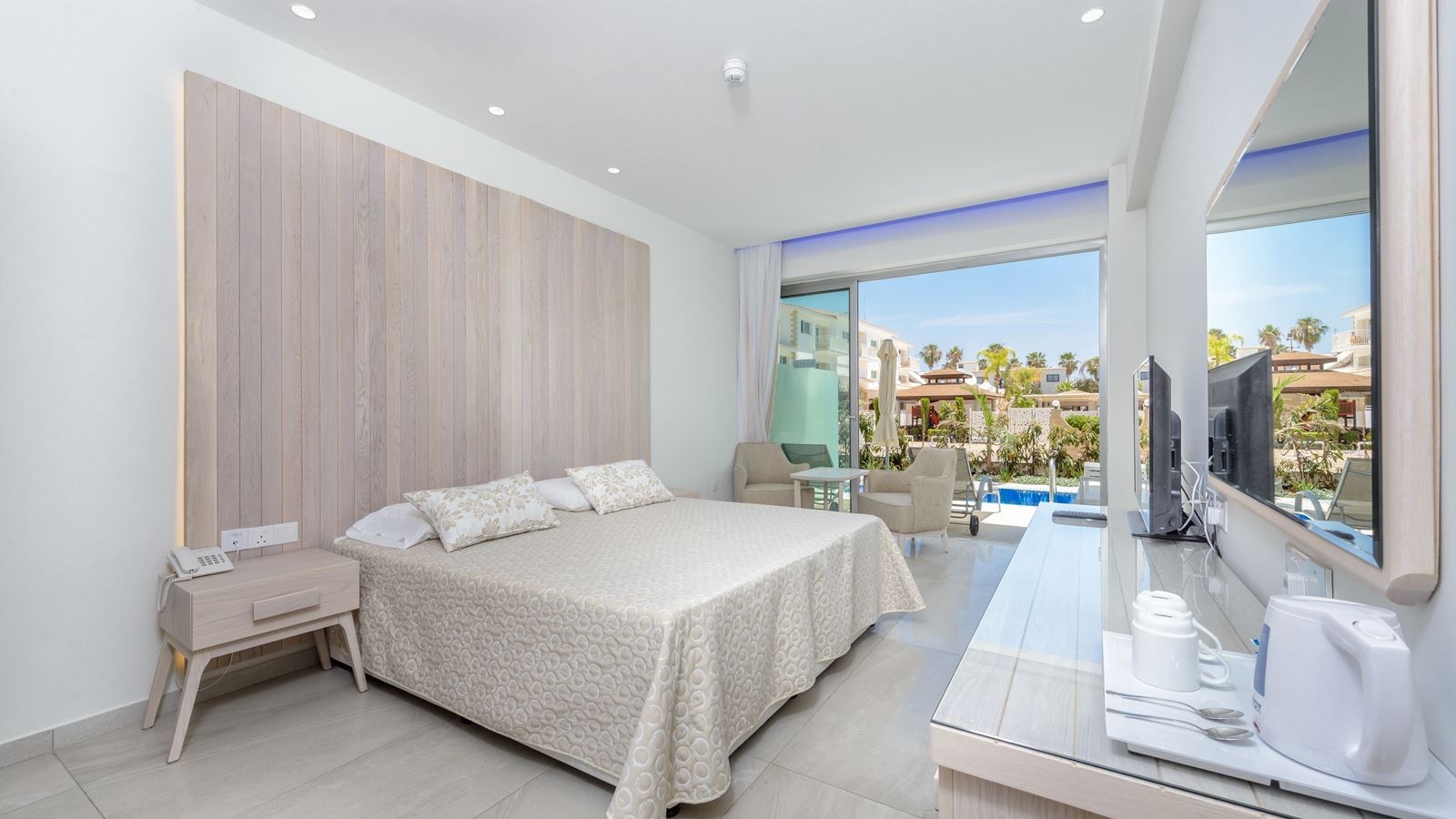 rooms-deluxe-room-balcony