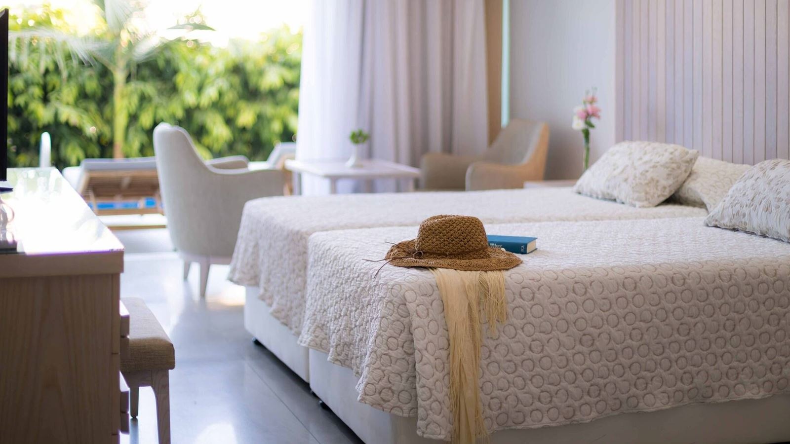 rooms-room-seaview-swimuppoolterrace