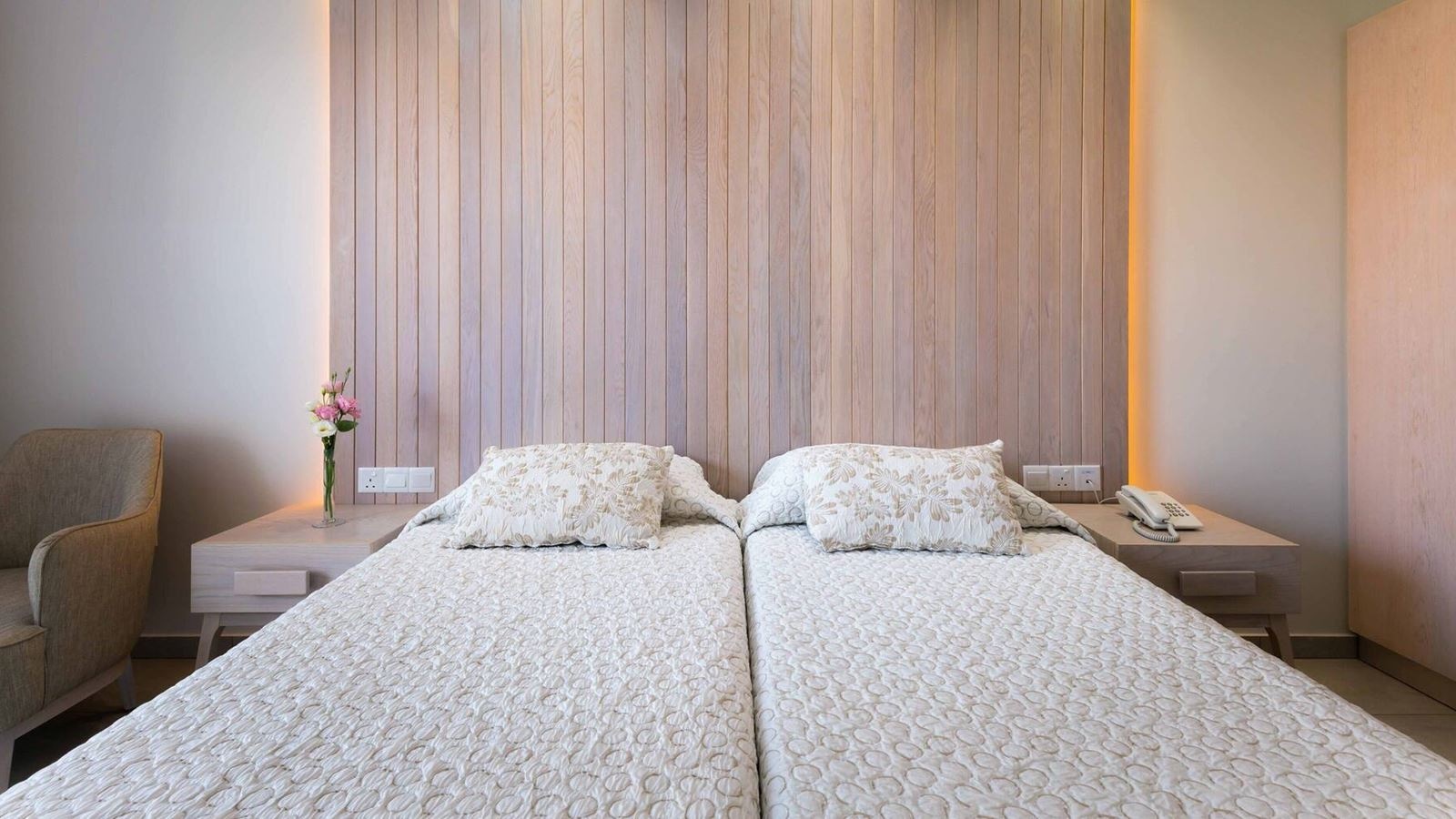 rooms-standard-room-swimuppoolterrace