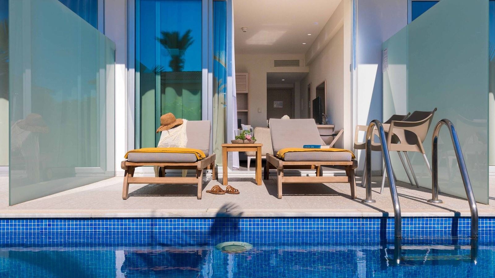 rooms-standard-room-swimuppoolterrace