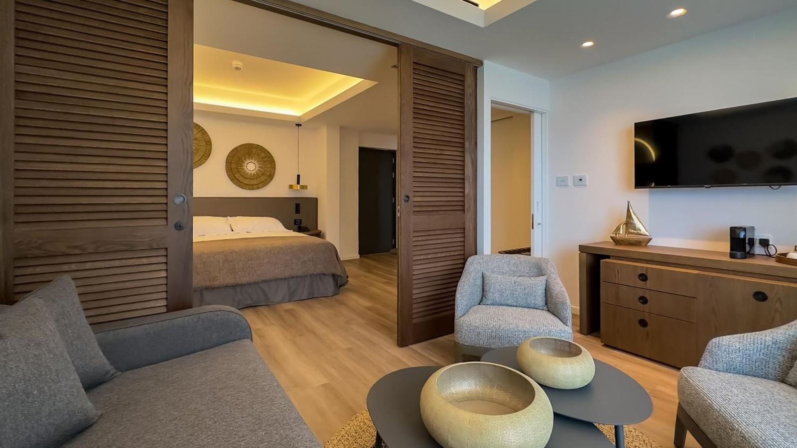 rooms-suite-poolsea-view-balcony