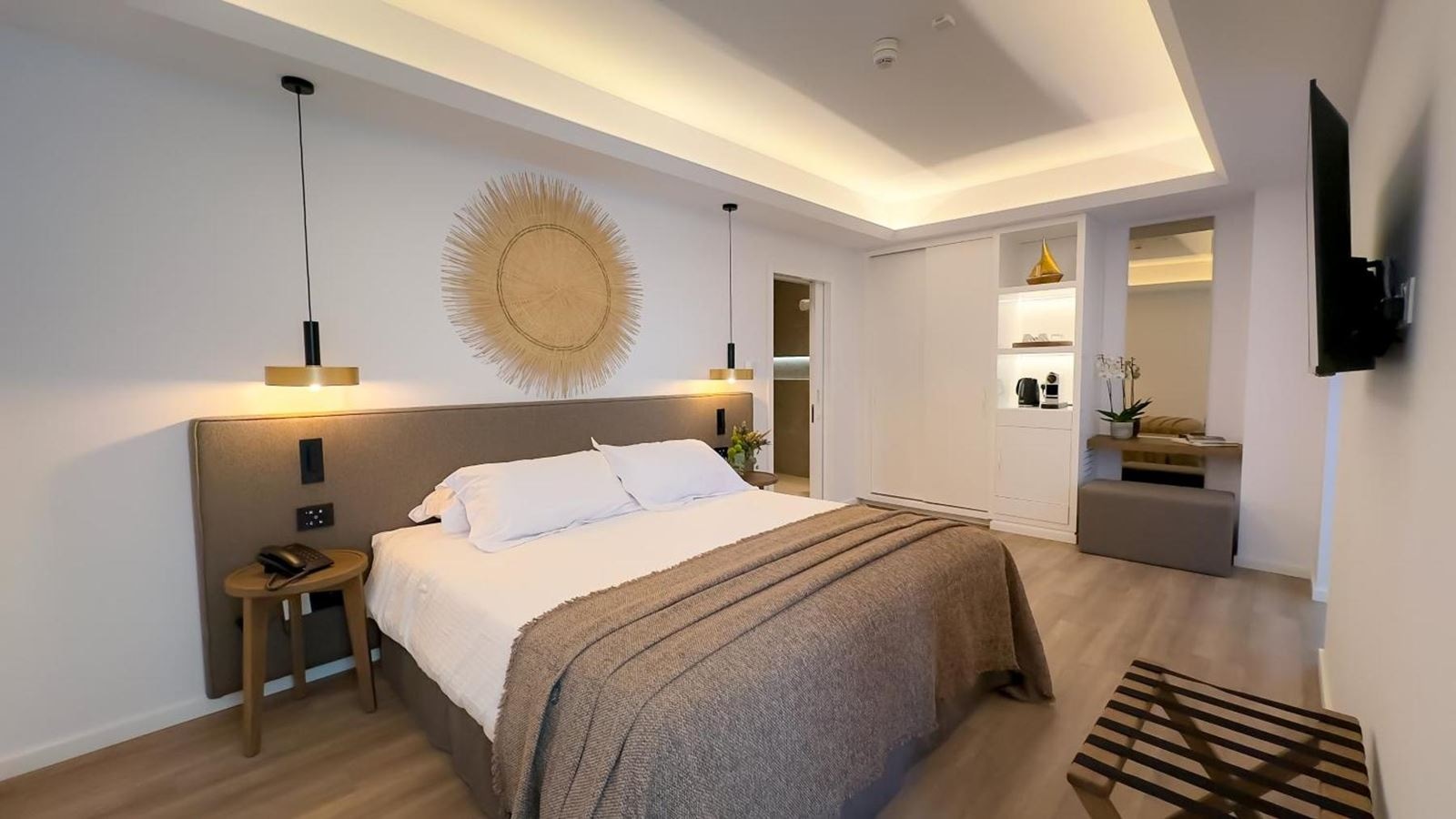 rooms-suite-poolsea-view-balcony