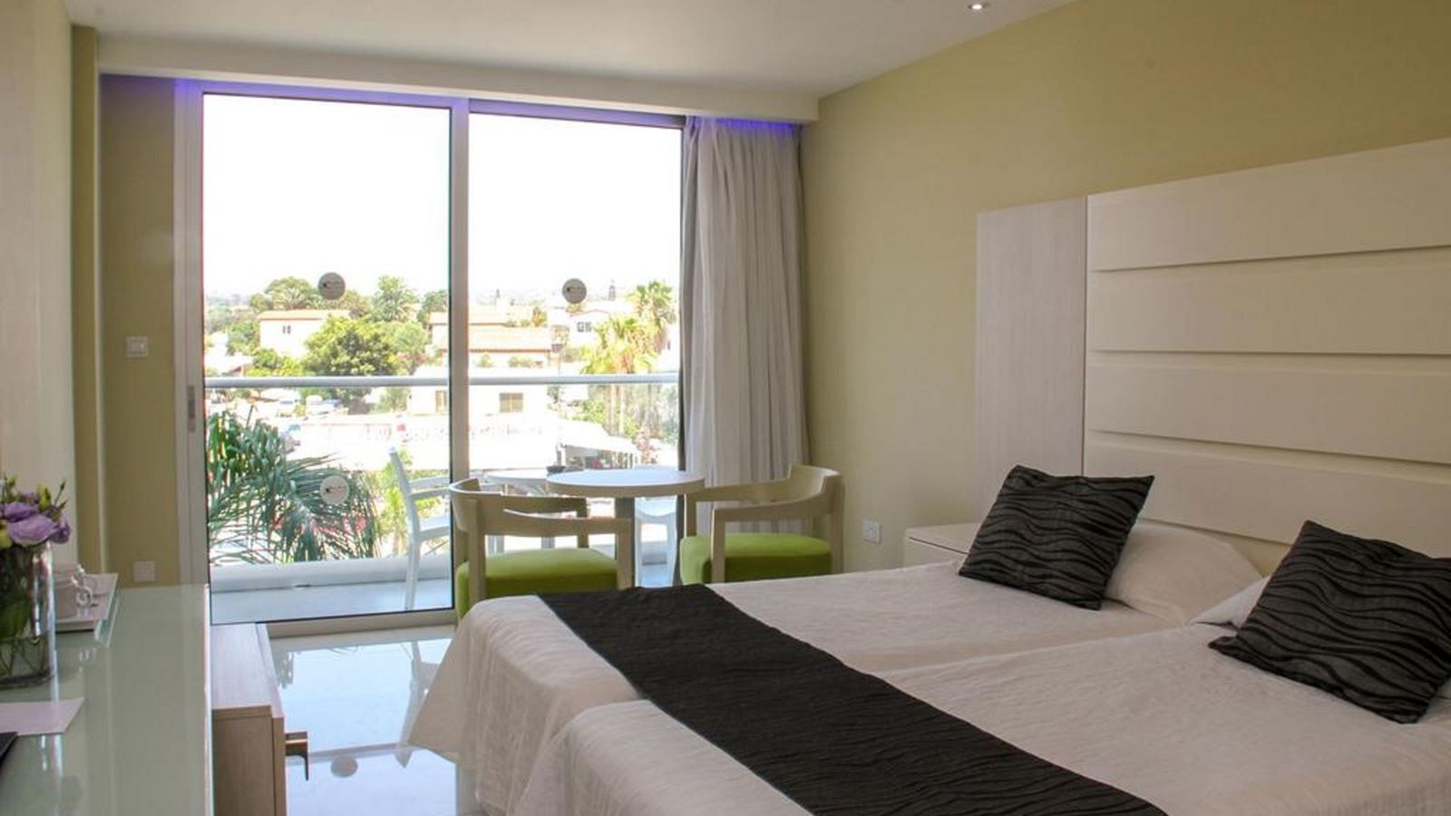 rooms-singleuse-standard-room-balcony