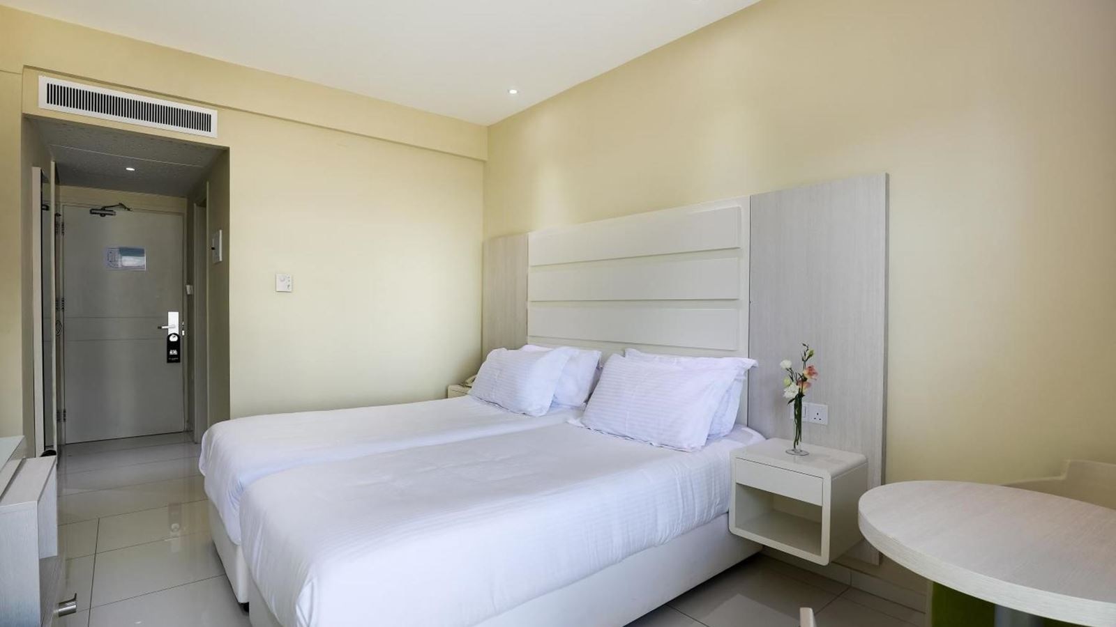 rooms-standard-room-lateralseaview-balcony