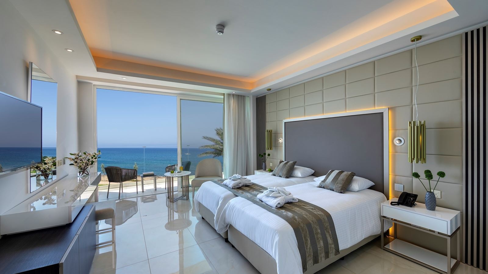 rooms-double-superior-suite-seafront-balcony