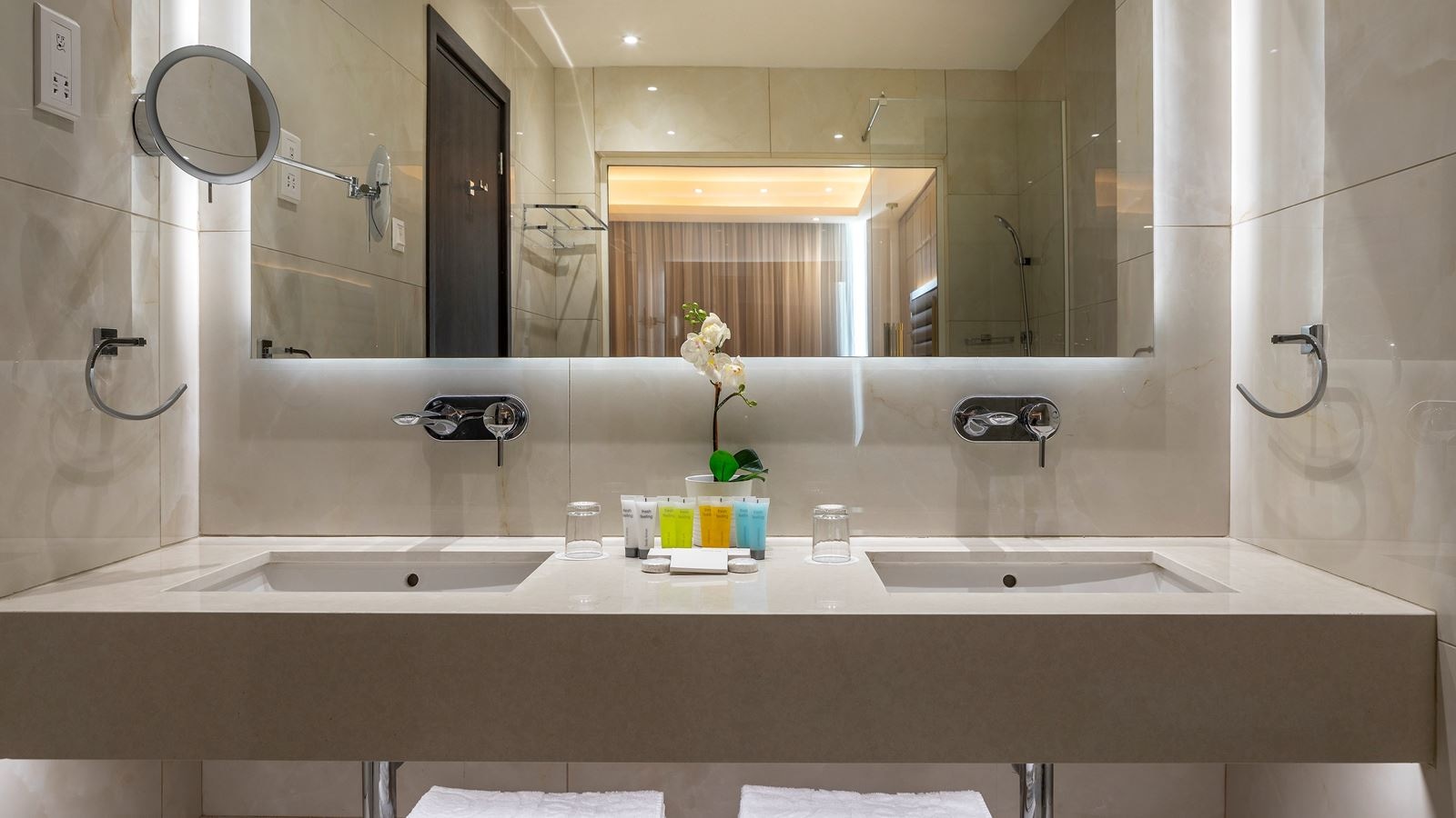 rooms-double-superior-suite-seafront-balcony