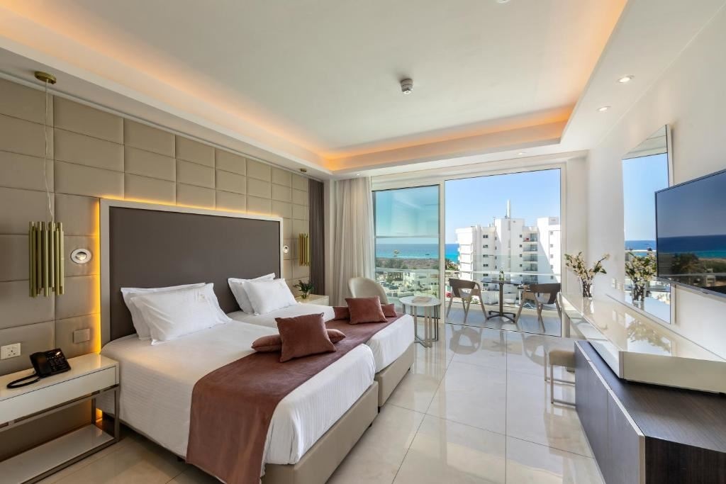 rooms-superior-room-lateral-sea-view-balcony