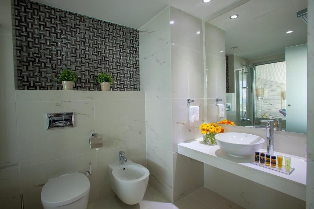 rooms-superior-room-lateralseaview-balcony