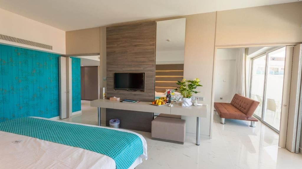 rooms-deluxe-familysuite-seaview-balcony