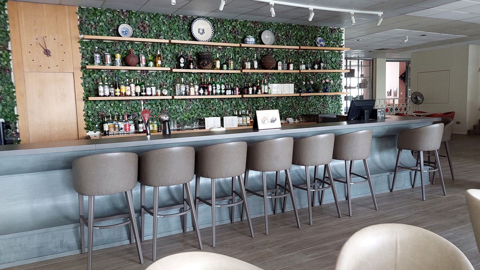 bars-the-theodora-cocktail-bar-in-the-lobby