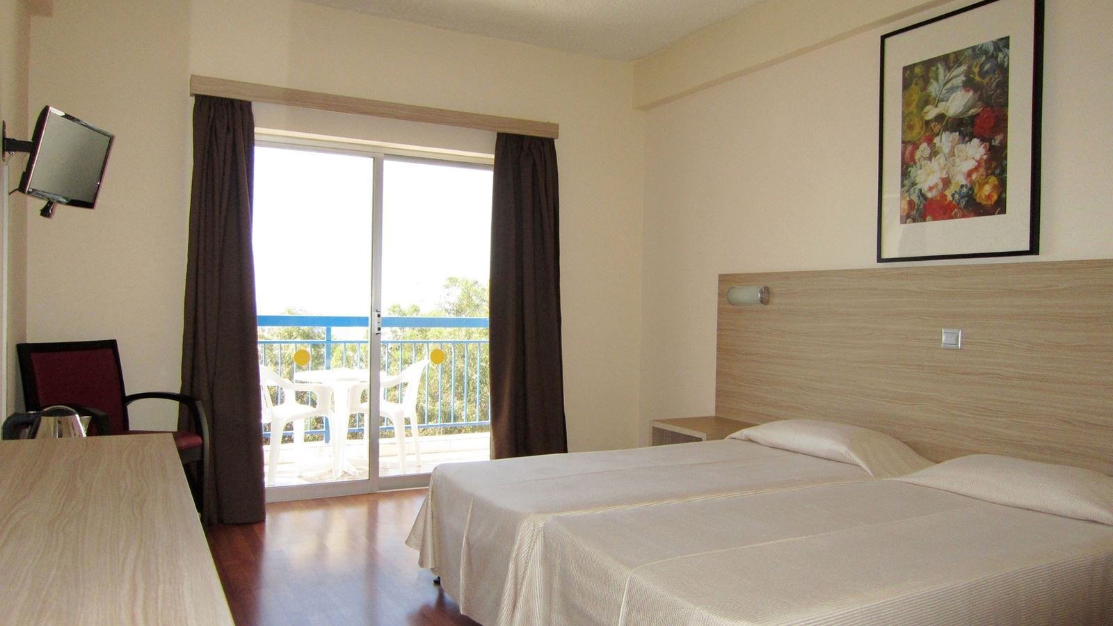 rooms-room-lateral-sea-view-or-pool-view-balcony