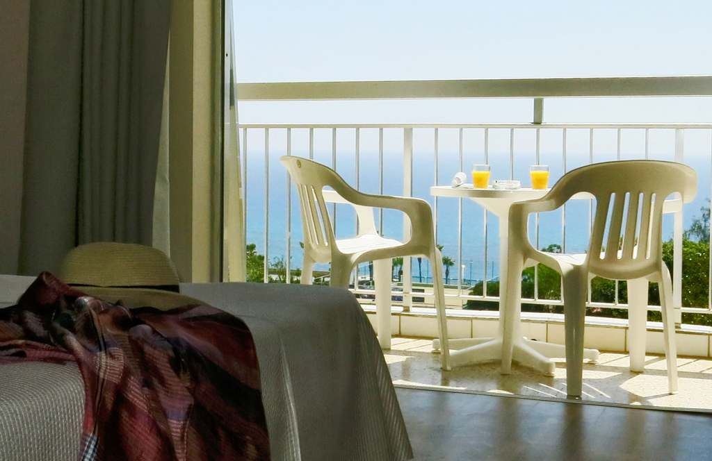 rooms-single-room-lateral-sea-view-or-pool-view-balcony