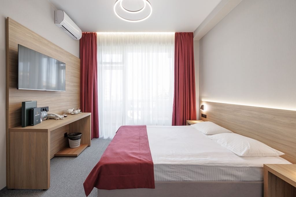 rooms-luxe-with-balkony