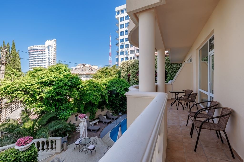 rooms-luxe-with-balkony