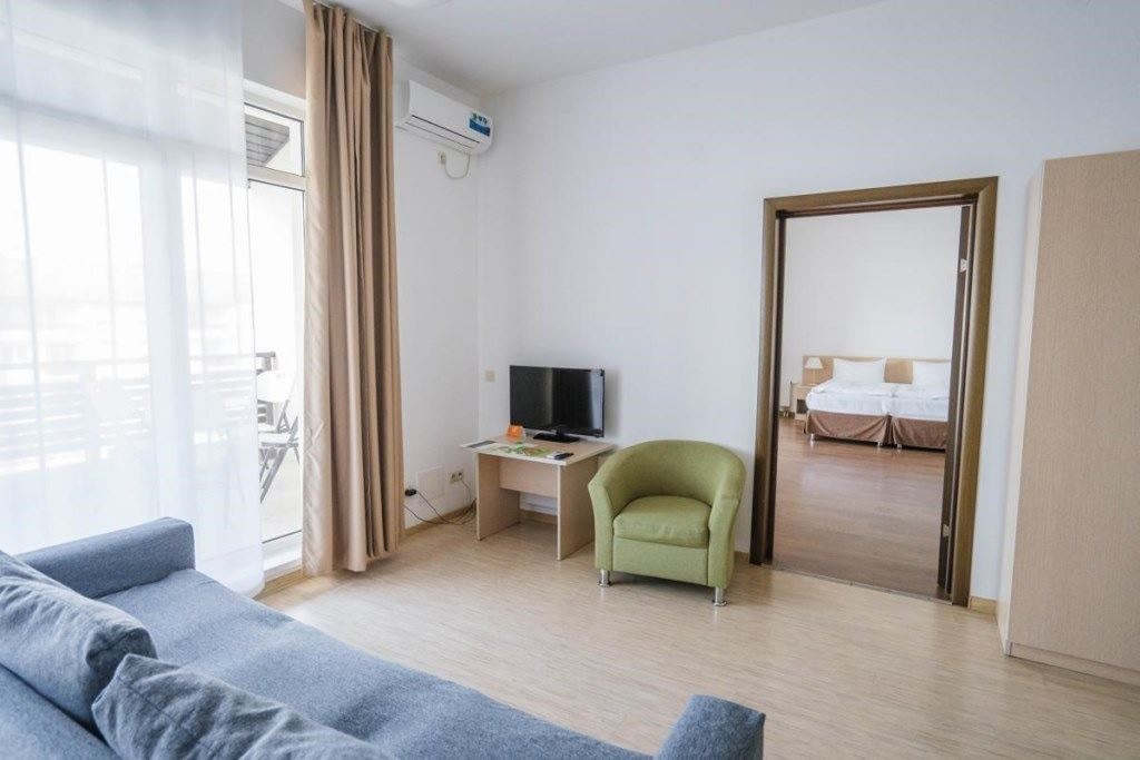 rooms-apart-1-spalnya-otdelnaya-kuhnya-morskoy