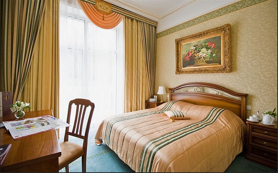 rooms-номер-1й-категории-местный1-кровать-вид-на-холм