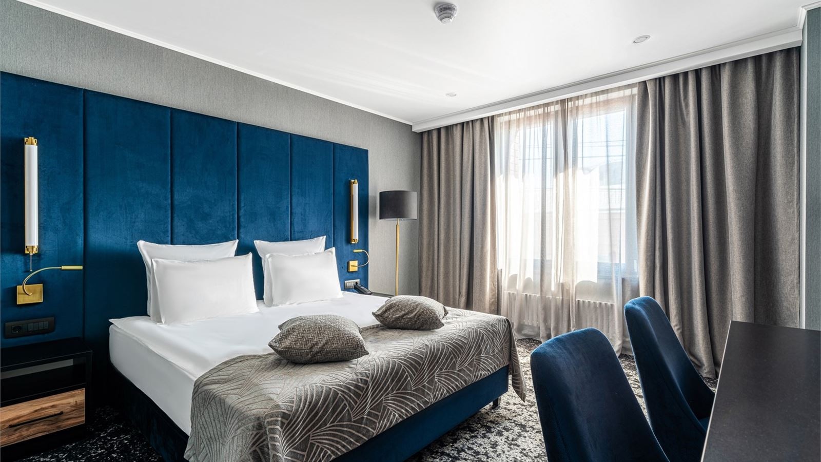 rooms-семейный-люкс-с-одной-двуспальной-кроватью