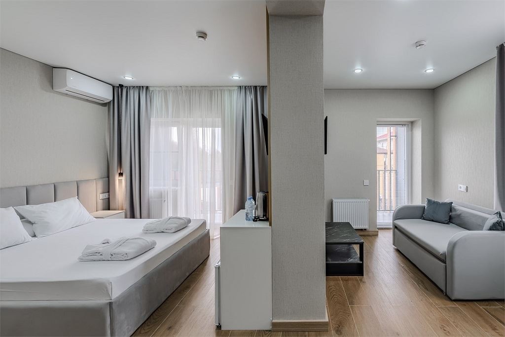 rooms-deluxe-with-balcomy