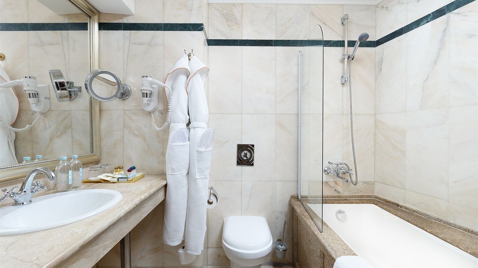 rooms-супериор-с-одной-двуспальной-кроватью