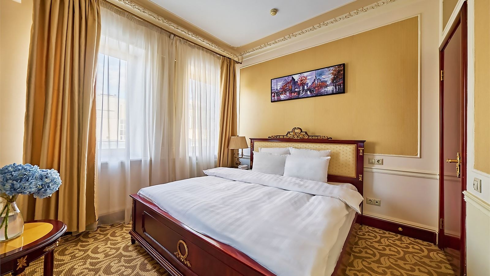 rooms-трехкомнатные-апартаменты-с-двумя-спальнями